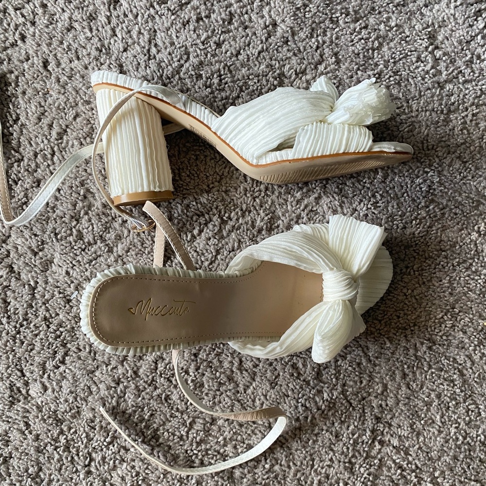 White Block Heel Sandals with Knotted Design